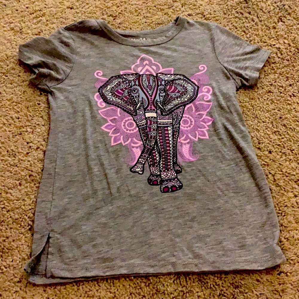 Gray tee with elephant